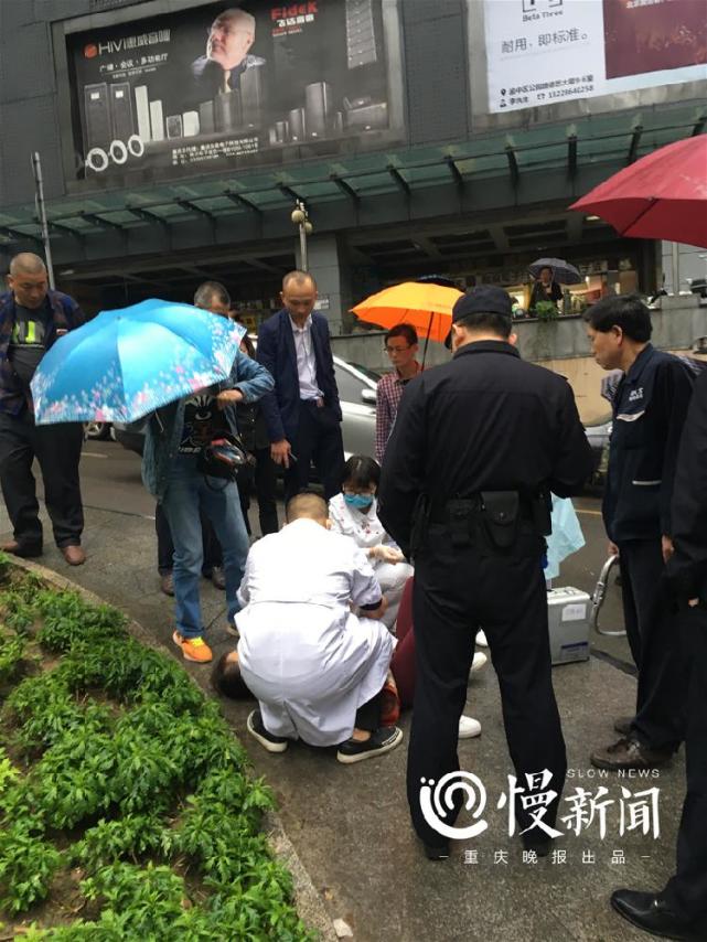 老人摔倒骨折 他撑伞挡雨10分钟等来120