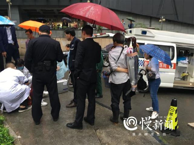 老人摔倒骨折 他撑伞挡雨10分钟等来120