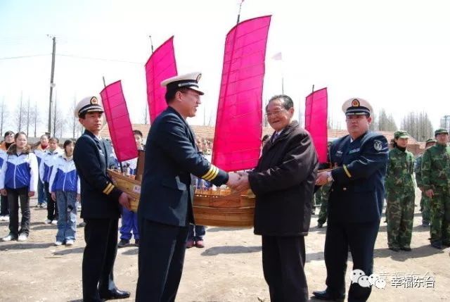 海军博物馆原馆长杨德昌为享有"红帆摇篮"美誉的弶港镇小学题字.