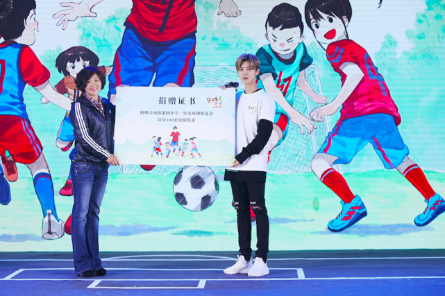 一线|鹿晗回母校和小朋友踢球做公益 原来他读