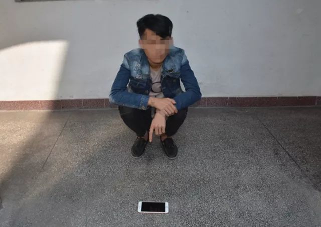 借皮带不成，寮步男子偷了舍友的苹果手机