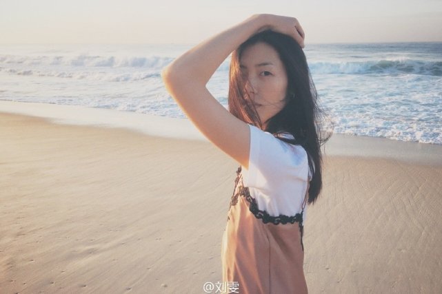 湘妹子刘雯清晨海边留影 美好如画