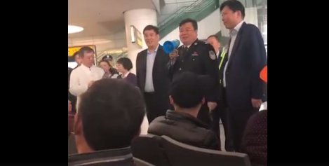 长沙飞北京航班备降郑州 旅客胁持乘务员工具