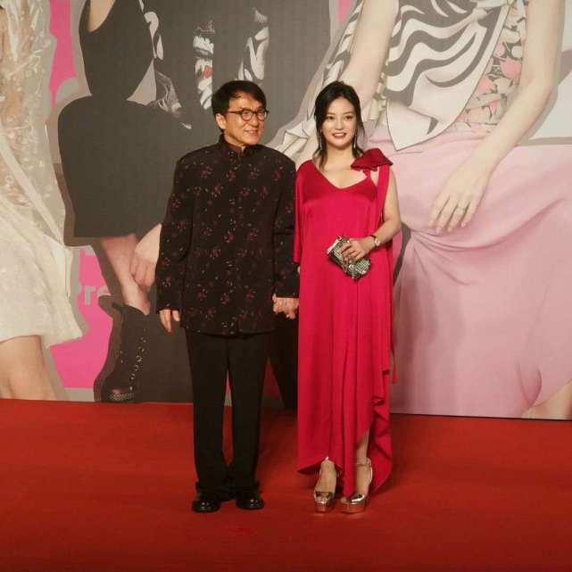 "大哥"成龙携"小燕子"赵薇踏上红毯,赵薇一袭红裙,喜庆十足.