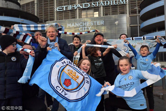 直击-曼联嘲讽对手降级反送曼城冠军 死敌众将