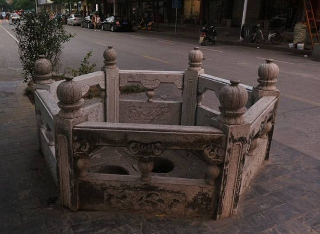 常德四眼井又遭车祸围栏剩一根柱子 肇事车辆