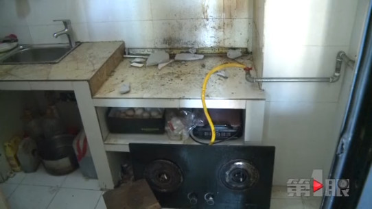 重庆一居民在家炒菜时 油烟机突然垮落砸锅里
