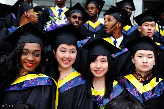 父母年薪多少万才能供孩子出国读大学?网友:我