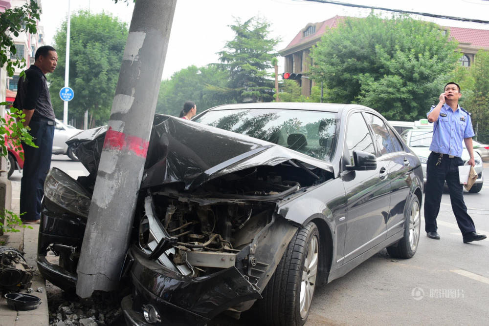 妙龄女奔驰撞电杆