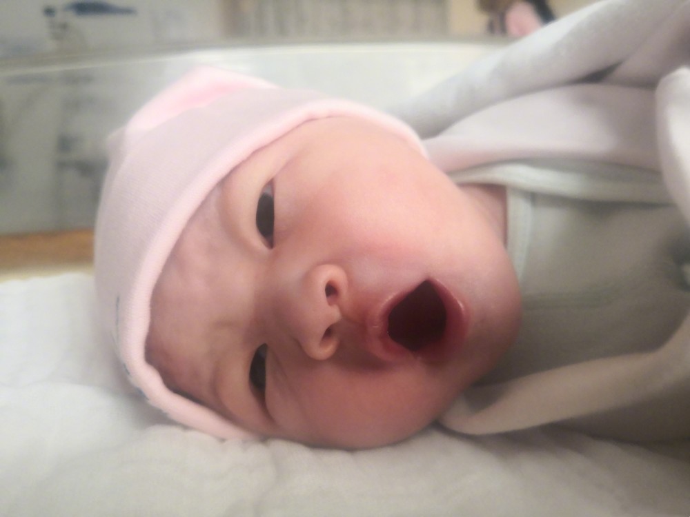 曹云金三个月大的女儿与爸爸神相似，大眼睛炯炯有神秀气又漂亮