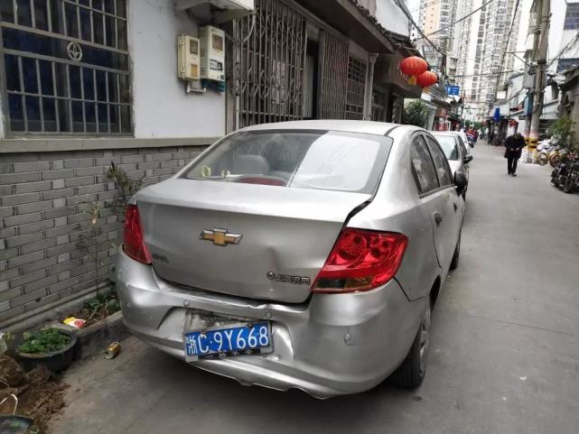 温州女司机醉酒倒车 连撞11辆车撞倒一行人