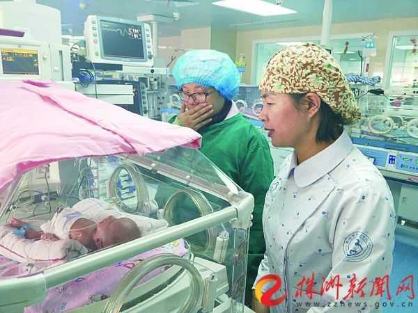 株洲一对早产双胞胎个头差别大 妹妹仅成人巴