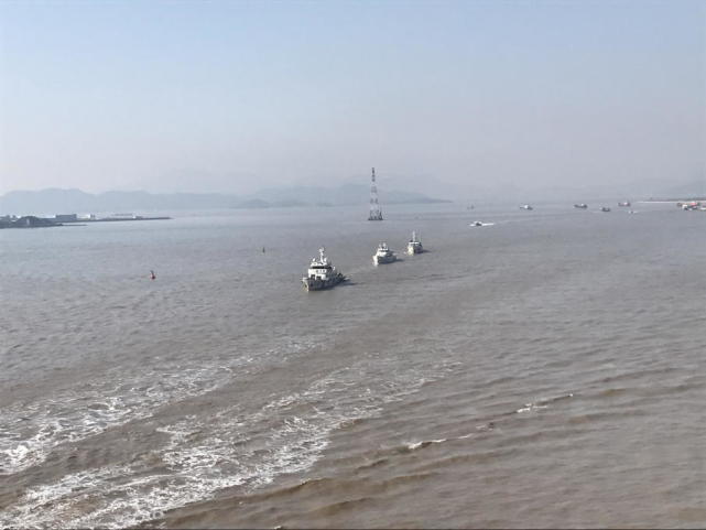 浙江海警协同多部门 赴东海带鱼国家级保护区