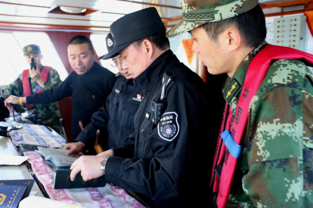浙江海警协同多部门 赴东海带鱼国家级保护区