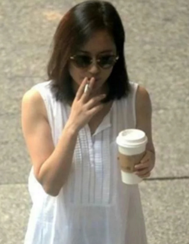 被拍到抽烟女星,王菲烟不离手,俞飞鸿仙气十足,马伊琍