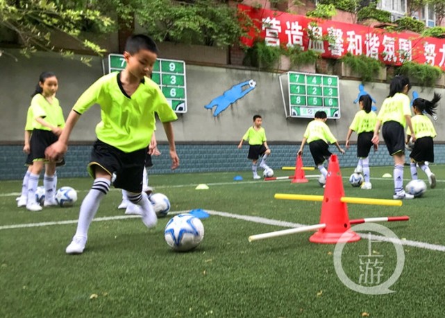 重庆一小学举行千人足球课间操 场面震撼!