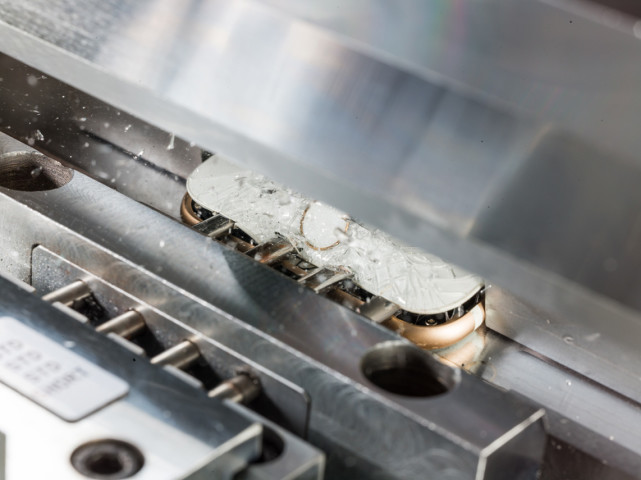 苹果全新拆解机器人亮相 每小时可拆解200部iPhone