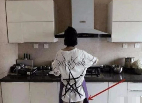 佟丽娅深夜误发照片,赶紧删除,眼尖网友截图:天