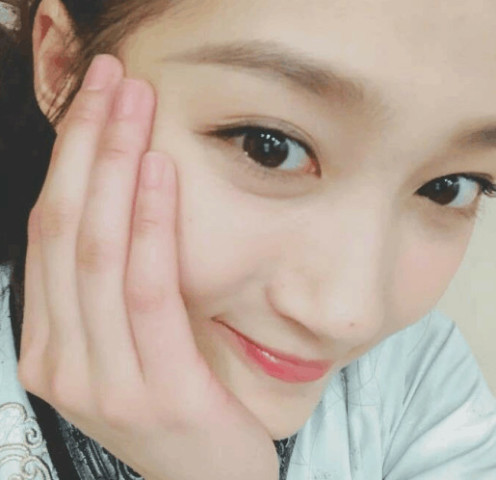 时尚达人秦海璐现在喜欢上花围巾,看了装扮才