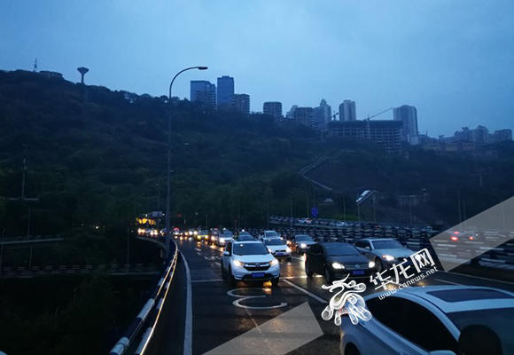 大桥限行限号 交巡警开出首张闯禁行罚单