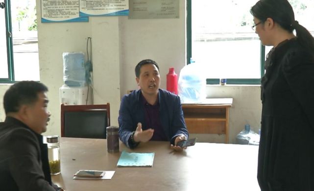 姑娘学车途中询问费用惹怒教练 被丢大马路边