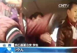 尴尬 | 正规校车上路难 黑校车校门口大行其道