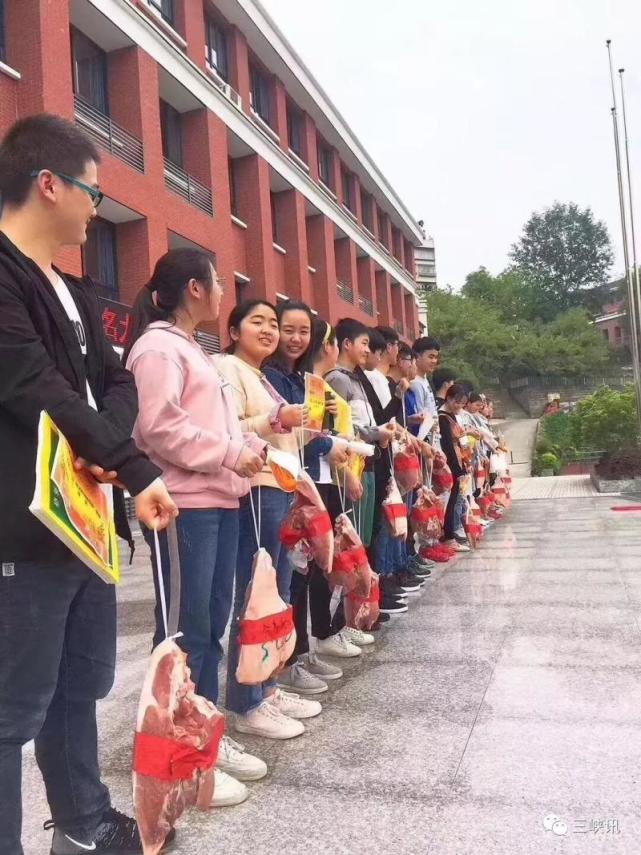 期待“金膀提名”！重庆一所中学给高分学生发猪腿