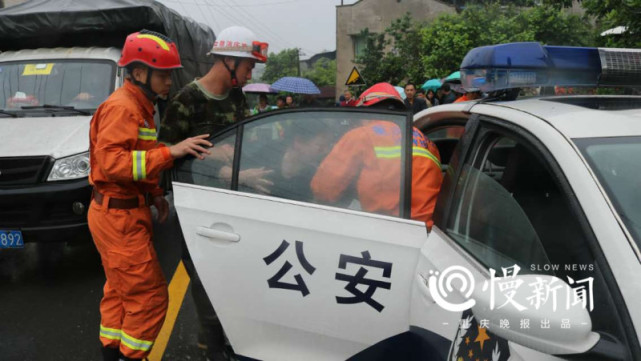 老人与家人闹矛盾跳水 温度骤降想上岸又遭冻住了