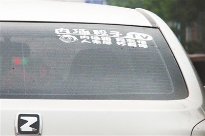 漯河:汽车街头乱按喇叭 是 抖音友人 对暗号?