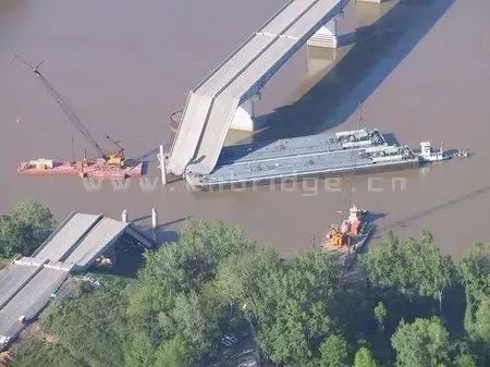 突发杭绍台高速绍兴城区段在建桥梁发生局部垮塌现场一吊车被埋压