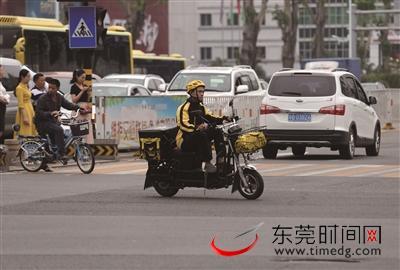 東莞一路口半小時內有30輛電動車交通違法