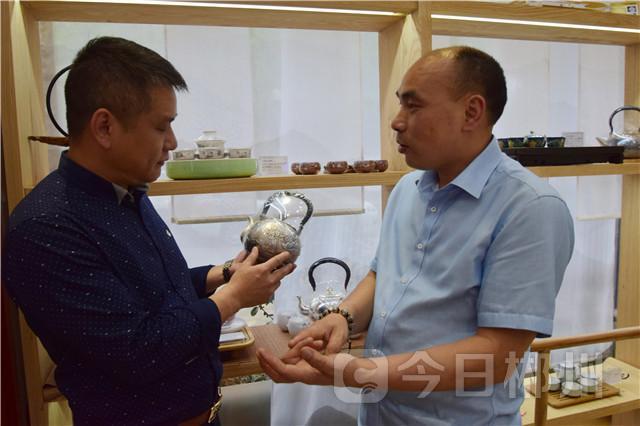 厉害了!郴州80后小伙上午卖猪肉下午卖珠宝