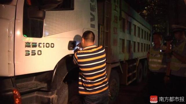 东莞泥头车超载被查弃车逃跑，司机去交警队处理反被拘留