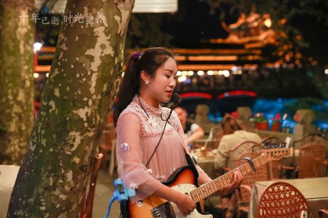 大成网:当年为救丈夫被截肢,街头歌手用歌声重