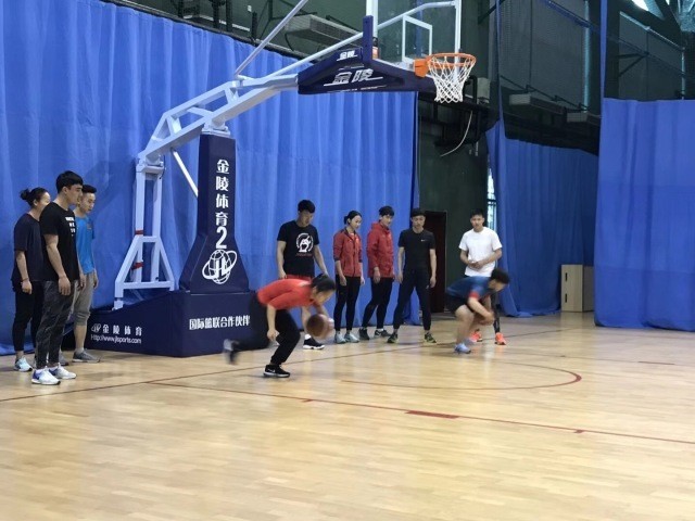 17名田径运动员跨向钢架雪车 率先开启新赛季