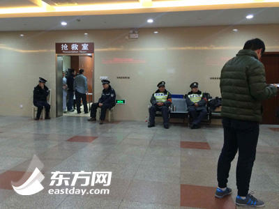 目前抢救室门前清理出了大片空地,可能陆续会有人员推出.