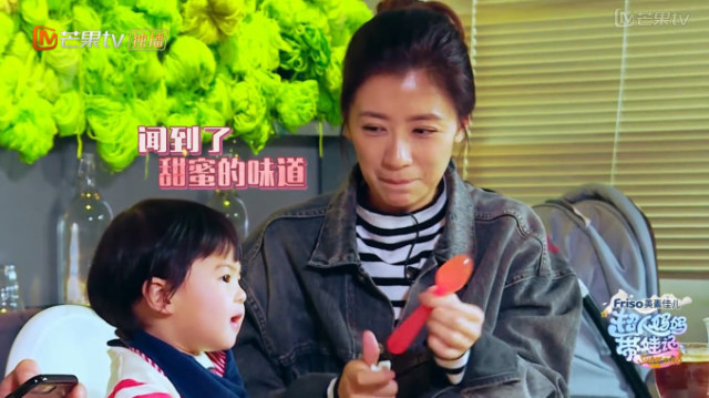 波妞看帅哥害羞被妈妈捕捉到,贾静雯调侃:是谁