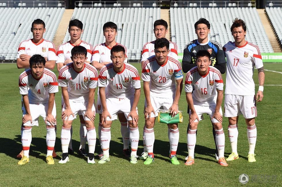 送阿迪迎耐克 忆国足战袍演变史