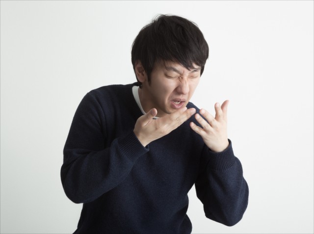 日本怪大叔竟用千元大钞苦求高中男生打喷嚏