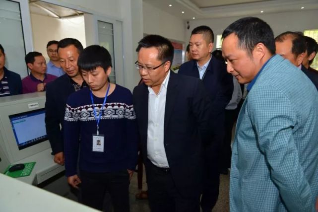 封面故事】县委书记何洪波率队开展五一