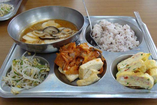 这是韩国学生食堂的饭菜,有菜有汤,看起来十分美味.