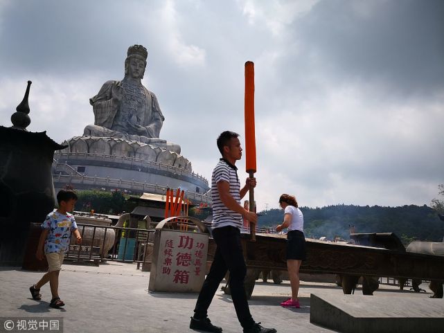 超虔诚！广东东莞游客扛巨型香许愿