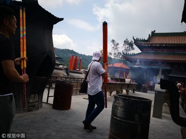 超虔诚！广东东莞游客扛巨型香许愿