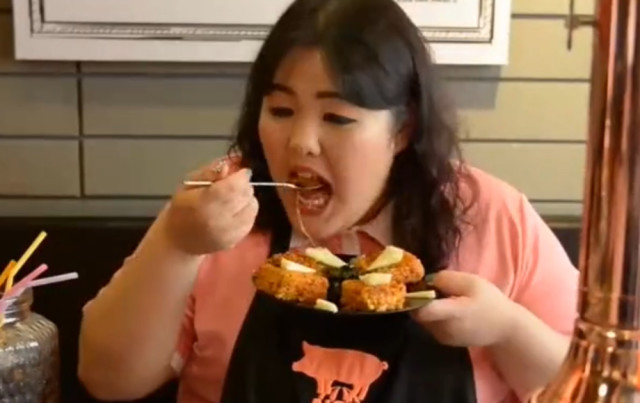 韩国大胃王秀彬吃各式烤肉,服务员累的直不起
