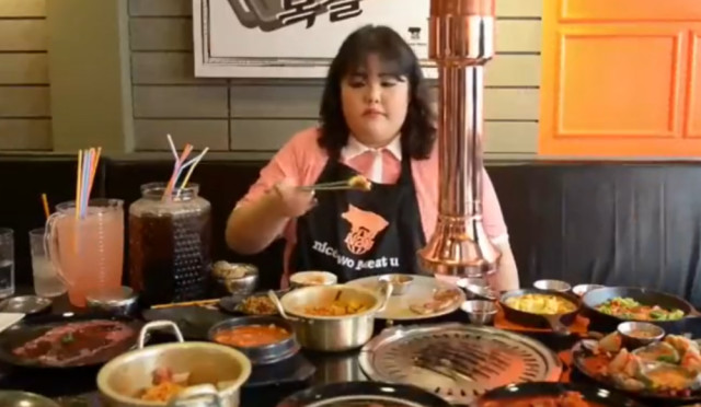 韩国大胃王秀彬吃各式烤肉,服务员累的直不起