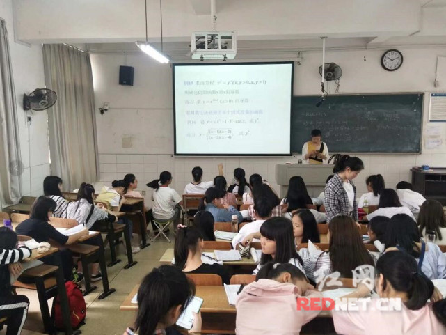 长沙一女大学生自带板凳上课 抢不到前排怕听