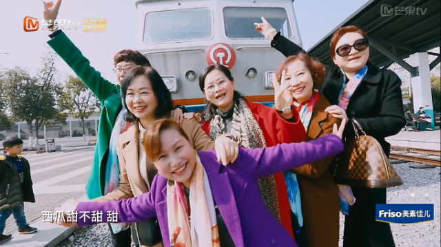 邓莎吐槽外婆P图厉害,外婆丝巾拍照让网友直呼