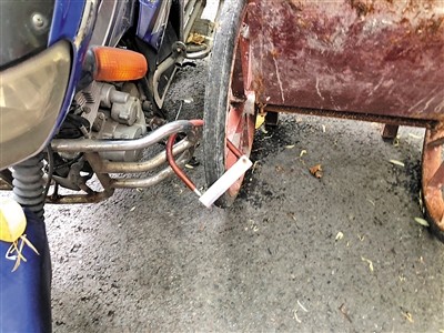 街边20个临停车位 三分之一被神器霸占