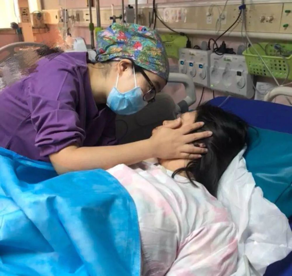 助产士不只帮助生孩子,宝宝出生半小时就要做这么多事