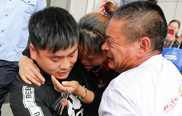 寻子22年团聚，一家三口跪地抱头痛哭